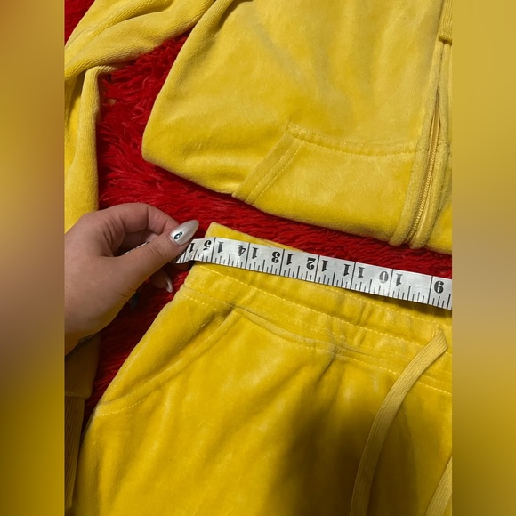 COPY - The Og Trendsetter Velour Short Set Yellow - Picture 4 of 5